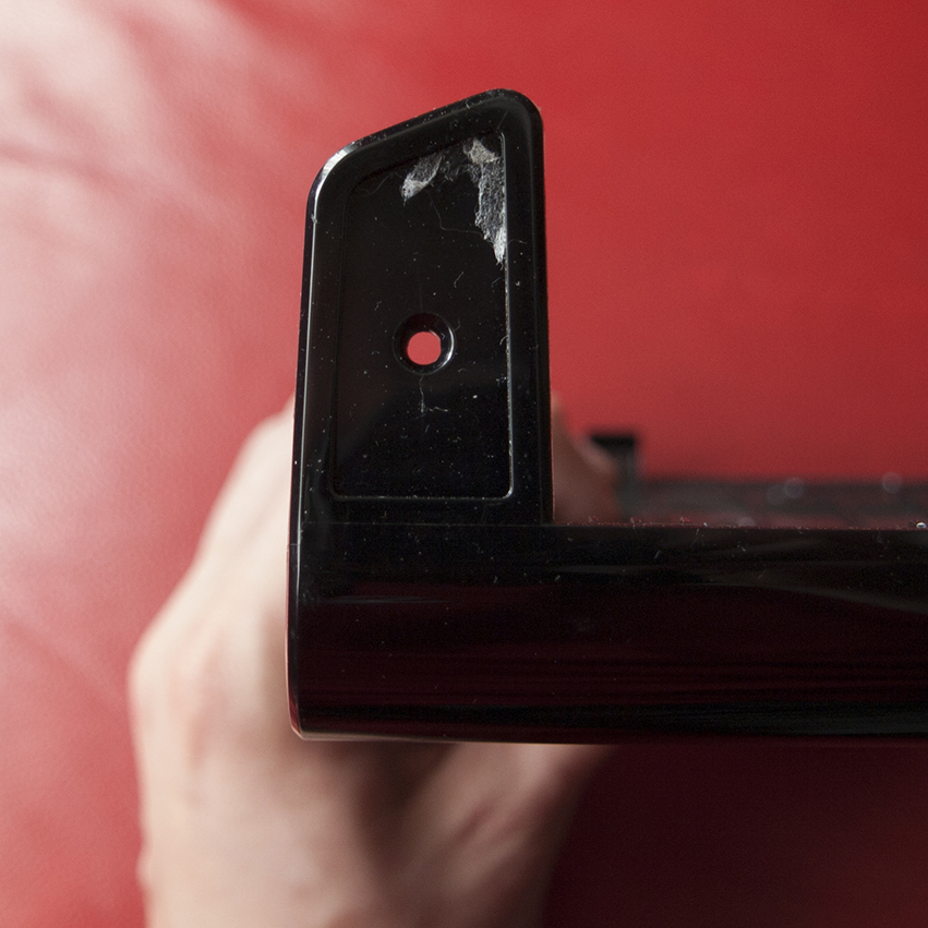 Bottom screws location